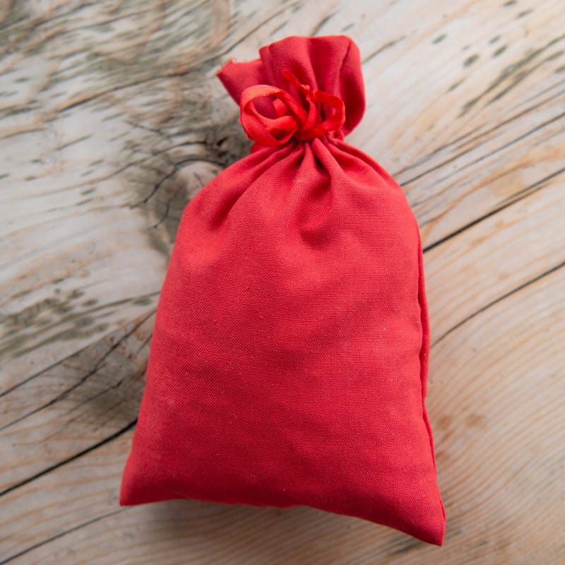 Natürlicher Mottenschutz mit Arvenholzsäckchen - rot | Arve.ch Mottensack/Duftsack Arve