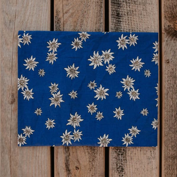Kissenbezug Edelweiss auf blauem Hintergrund